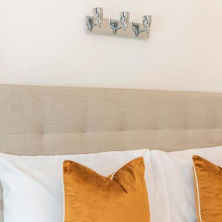 2 Min Walk Earls Court Station - Luxury 2 Bedroom Flat Londra Esterno foto