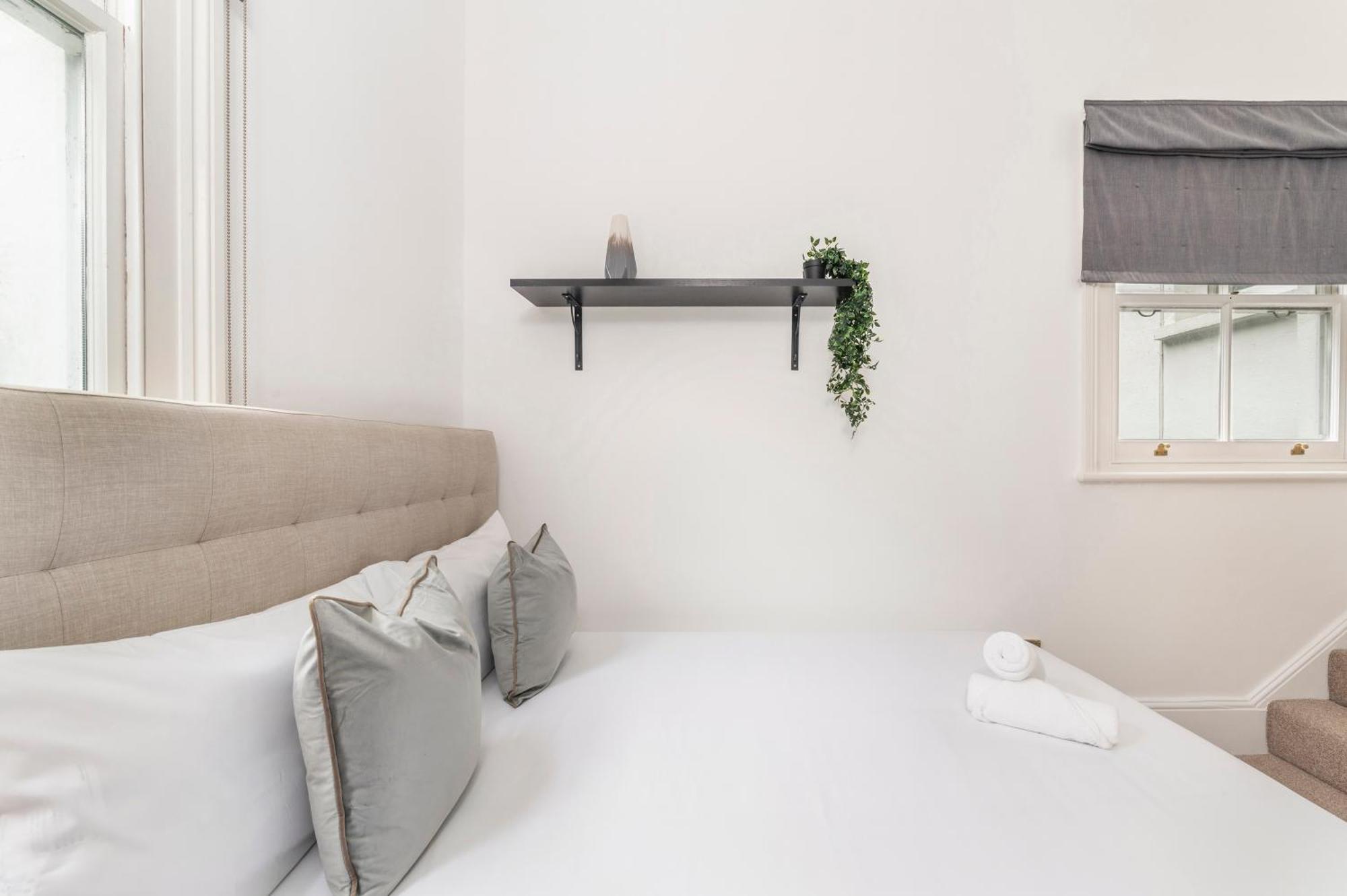 2 Min Walk Earls Court Station - Luxury 2 Bedroom Flat Londra Esterno foto
