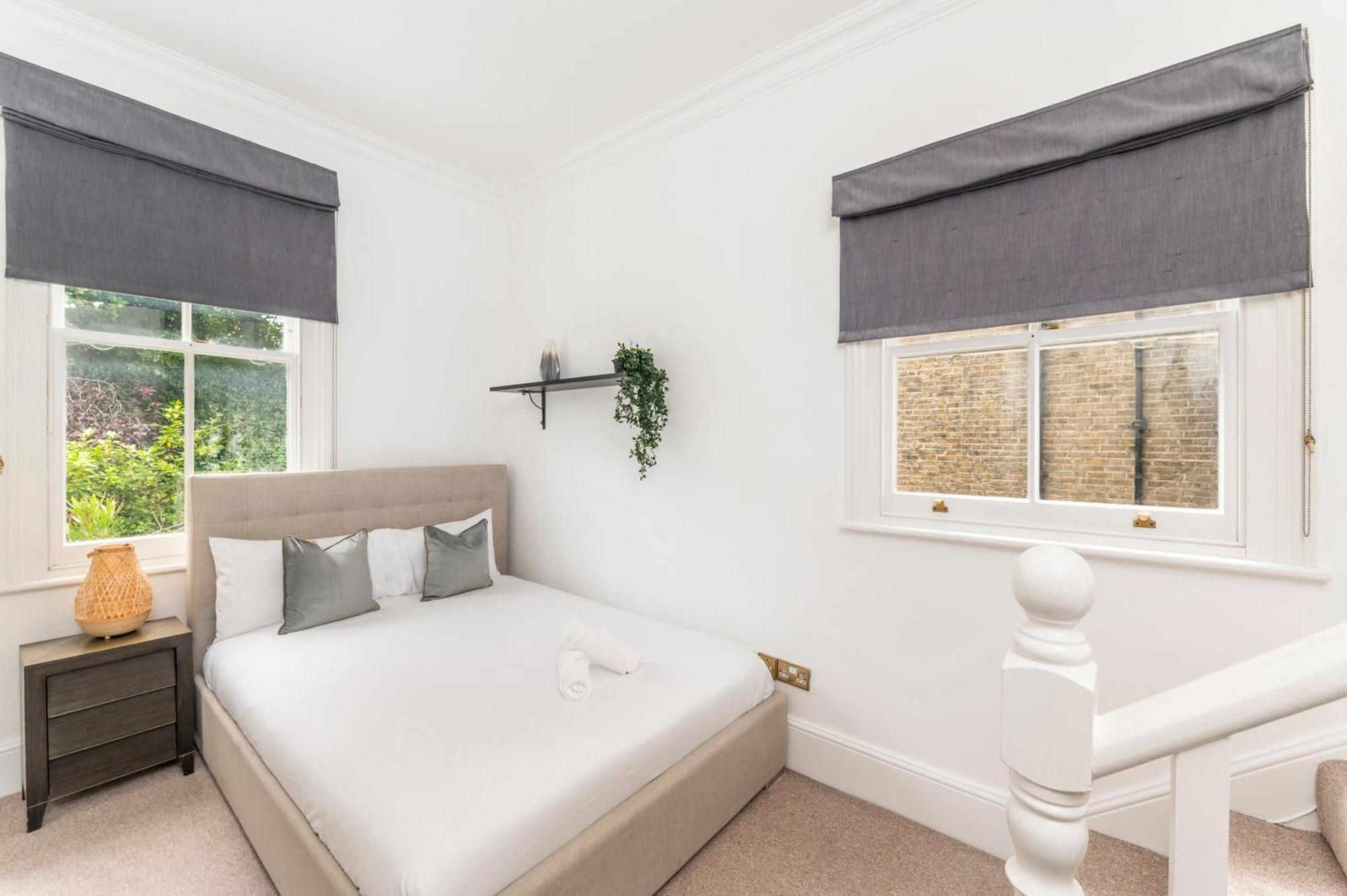 2 Min Walk Earls Court Station - Luxury 2 Bedroom Flat Londra Esterno foto