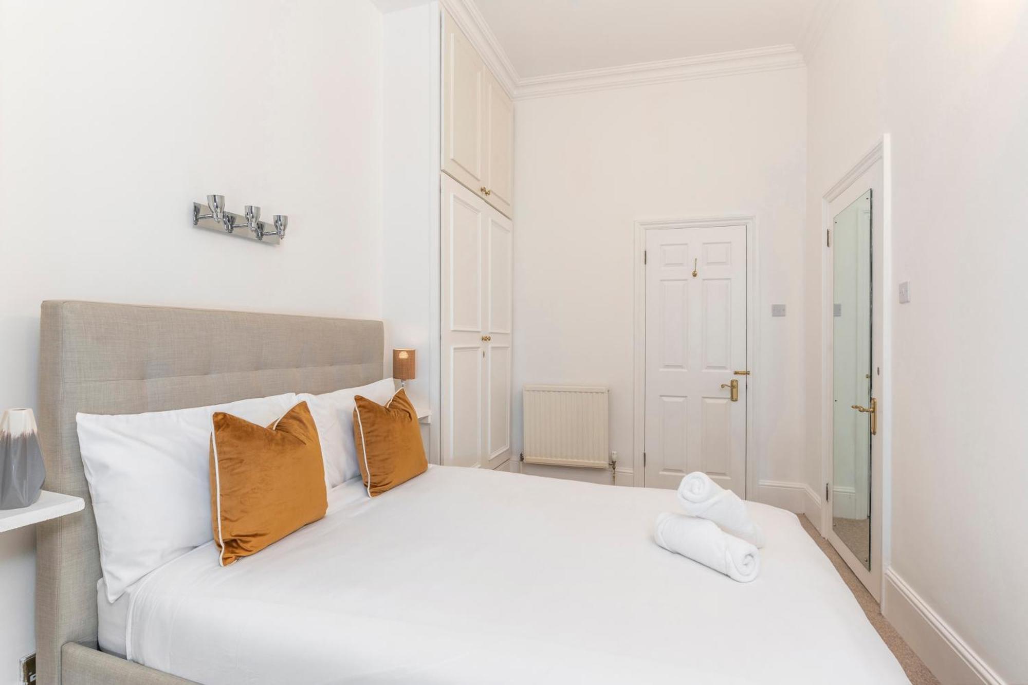 2 Min Walk Earls Court Station - Luxury 2 Bedroom Flat Londra Esterno foto